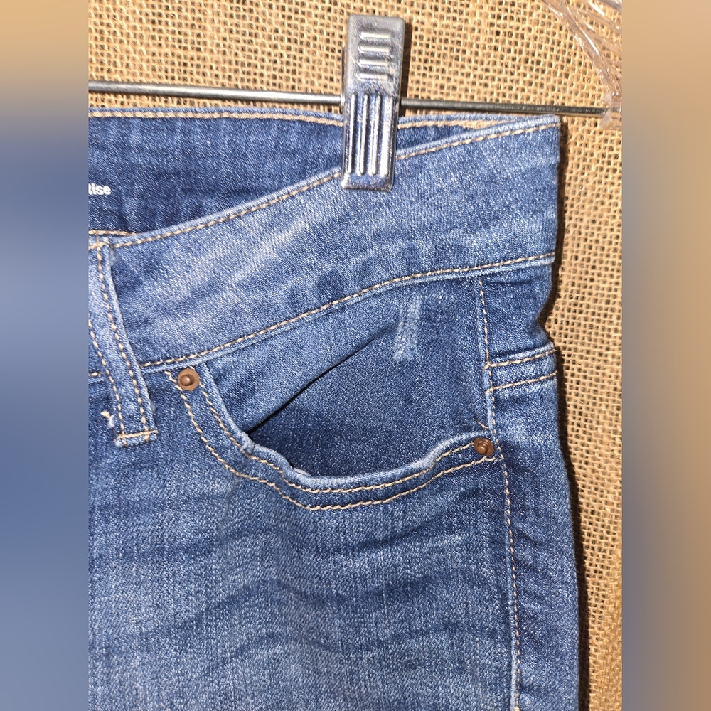 Women's Time And Tru Mid Rise Blue Jean Capris Size 6 - Picture 6 of 10